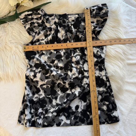 Banana Republic Abstract Flutter Sleeve Blouse Minimalist Black White Work Top - Picture 11 of 11